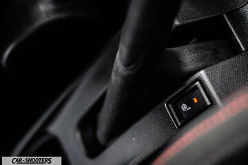 Suzuki Swift Sport – detail, seat heater button close-up