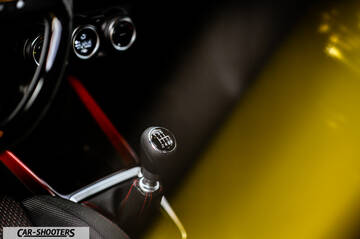 Suzuki Swift Sport – interior, manual gear shifter close-up