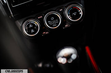Suzuki Swift Sport – dashboard, climate control dials