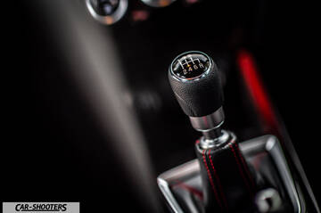 Suzuki Swift Sport – detail, manual gear shifter close-up