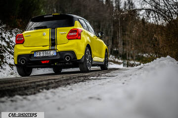 Suzuki Swift Sport – rear three-quarter, yellow on a snowy road