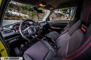 Suzuki Swift Sport – interior, leather front seats