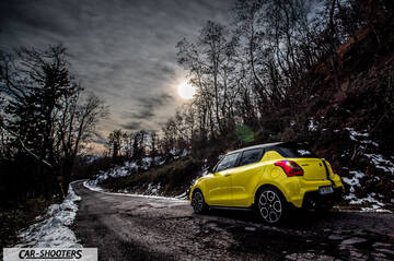 Suzuki Swift Sport – rear three-quarter, yellow on a country road