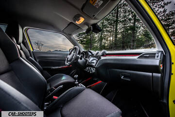 Suzuki Swift Sport – interior, black seats and dashboard