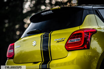 Suzuki Swift Sport – rear three-quarter, yellow with black racing stripes