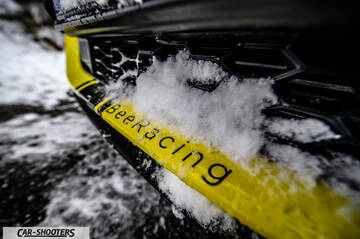 Suzuki Swift Sport – detail, grille covered in snow