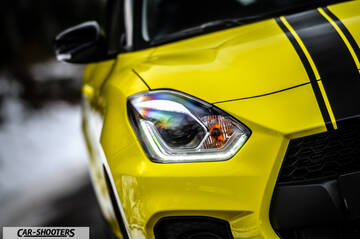 Suzuki Swift Sport – front three-quarter, yellow with black racing stripes