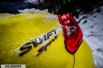 Suzuki Swift Sport – detail, badge close-up with snow