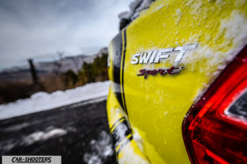 Suzuki Swift Sport – detail, badge close-up in snow