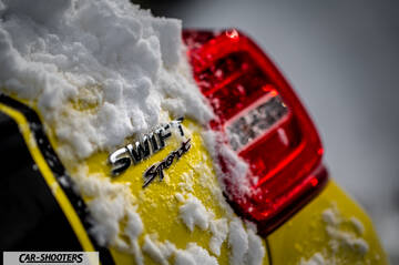 Suzuki Swift Sport – detail, covered in snow