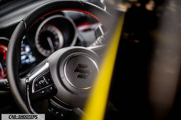 Suzuki Swift Sport – dashboard, leather steering wheel close-up