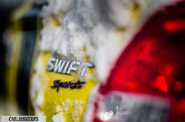 Suzuki Swift Sport – detail, badge close-up in the snow
