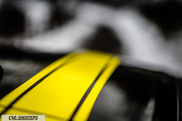 Suzuki Swift Sport – detail, yellow racing stripe close-up
