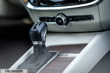 Volvo V60 – interior, gear shifter and center console