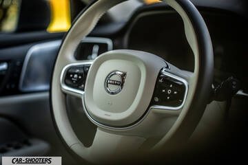Volvo V60 – dashboard, leather steering wheel
