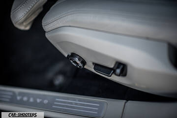 Volvo V60 – interior, leather front seats