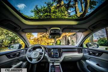Volvo V60 – dashboard, large panoramic sunroof