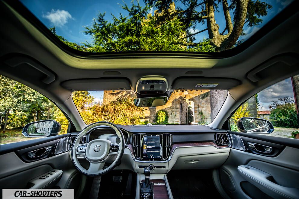 Volvo V60 – dashboard, large panoramic sunroof