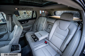 Volvo V60 – interior, leather rear seats with fold-down armrest