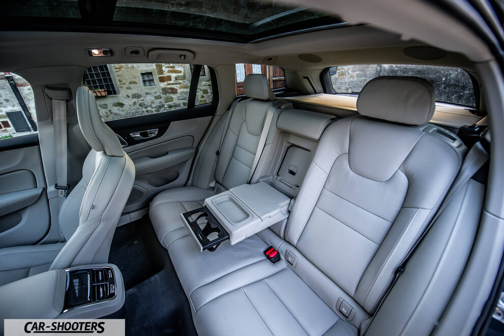 Volvo V60 – interior, leather rear seats with fold-down armrest