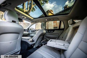 Volvo V60 – interior, panoramic sunroof and light leather seats