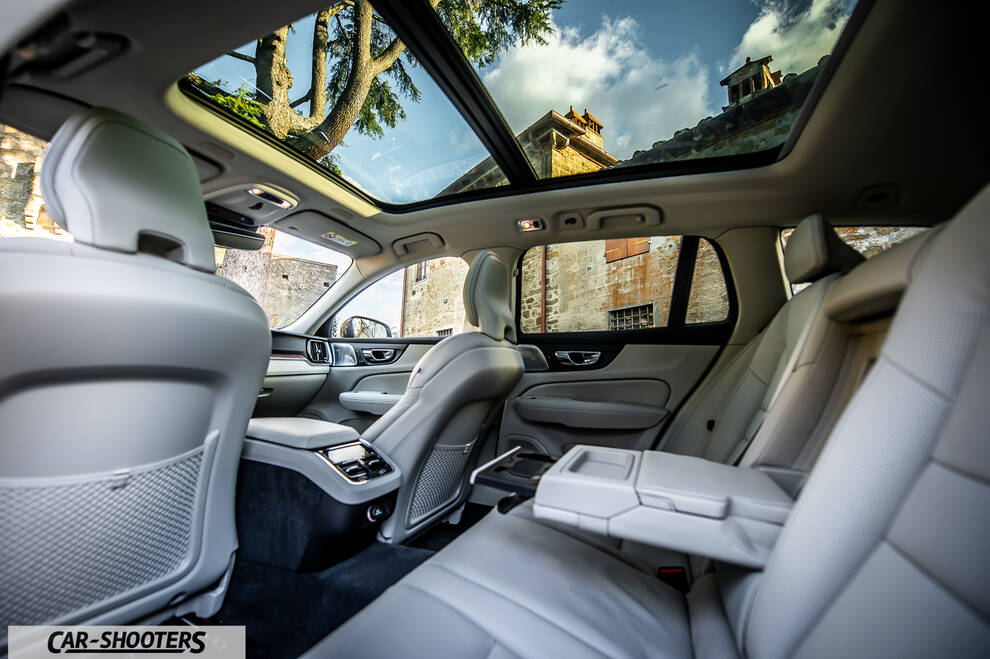 Volvo V60 – interior, panoramic sunroof and light leather seats
