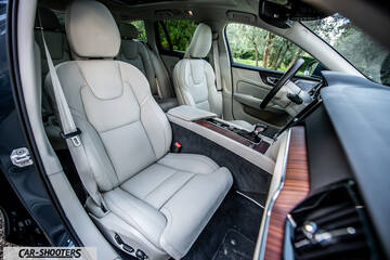 Volvo V60 – interior, white leather front seats