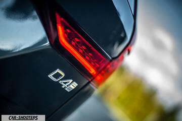 Volvo V60 – detail, taillight and badge close-up