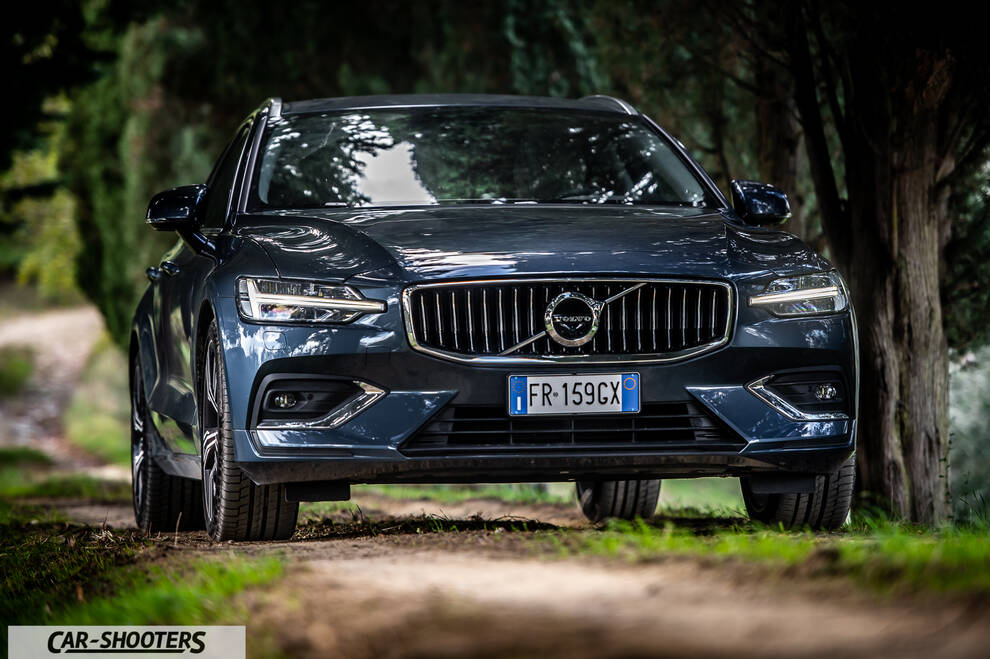 Volvo V60 – front three-quarter, dark blue on a country road