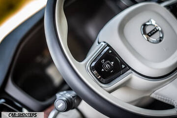 Volvo V60 – dashboard, steering wheel close-up
