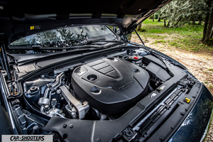 Volvo V60 – engine bay, under the hood outdoors