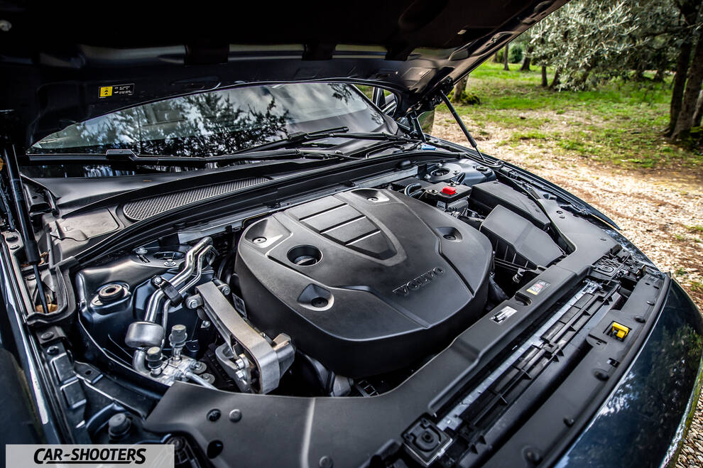 Volvo V60 – engine bay, under the hood outdoors