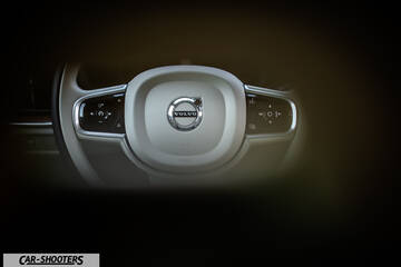 Volvo V60 – dashboard, steering wheel close-up