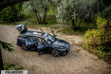 Volvo V60 – front three-quarter, dark blue parked on a gravel path
