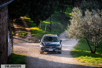 Volvo V60 – front three-quarter, dark grey on a country road