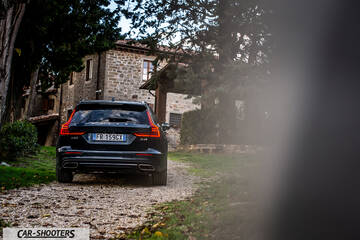 Volvo V60 – rear view, black on a gravel driveway