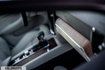 Volvo V60 – interior, wooden dashboard trim