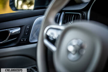 Volvo V60 – interior, steering wheel and door panel