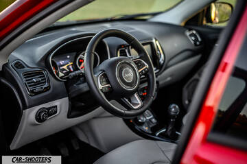 Jeep Compass – dashboard, black steering wheel and dashboard