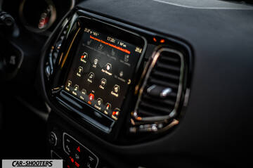Jeep Compass – dashboard, touchscreen infotainment display