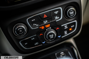 Jeep Compass – dashboard, center console climate controls