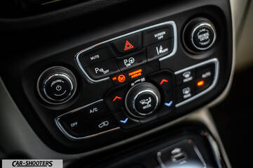 Jeep Compass – dashboard, center console climate controls