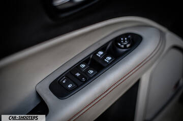 Jeep Compass – detail, door panel controls close-up