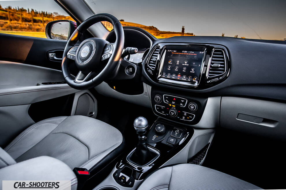 Jeep Compass – dashboard, modern touchscreen infotainment system