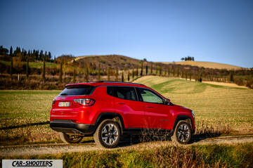 Jeep Compass – rear three-quarter, red on a country road