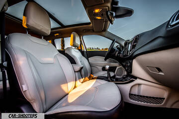 Jeep Compass – interior, light colored leather front seats