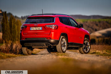 Jeep Compass – rear three-quarter, red on a country road
