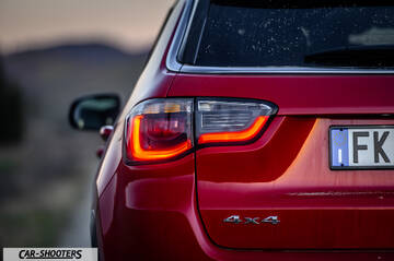 Jeep Compass – rear view, red against a blurred backdrop