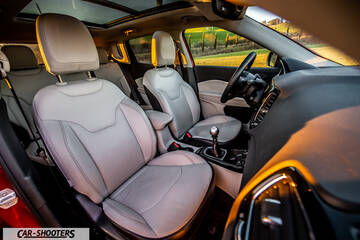 Jeep Compass – interior, light gray front seats