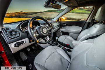 Jeep Compass – interior, light gray leather seats